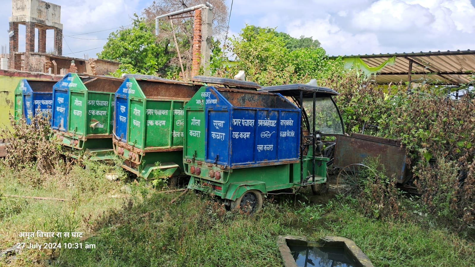 बाराबंकी: कबाड़ हो गए बिना प्रयोग ई-रिक्शा और ठेलिया, लाखों रुपये की धनराशि से हुई थी खरीद