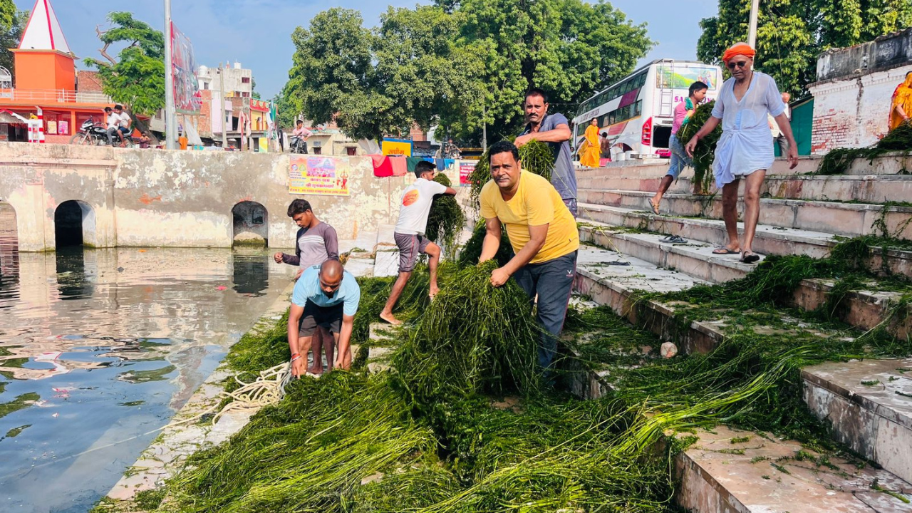 अयोध्याः जनसहयोग से भरतकुंड सरोवर की सफाई में जुटे सभासद, चलाया जा रहा सफाई अभियान