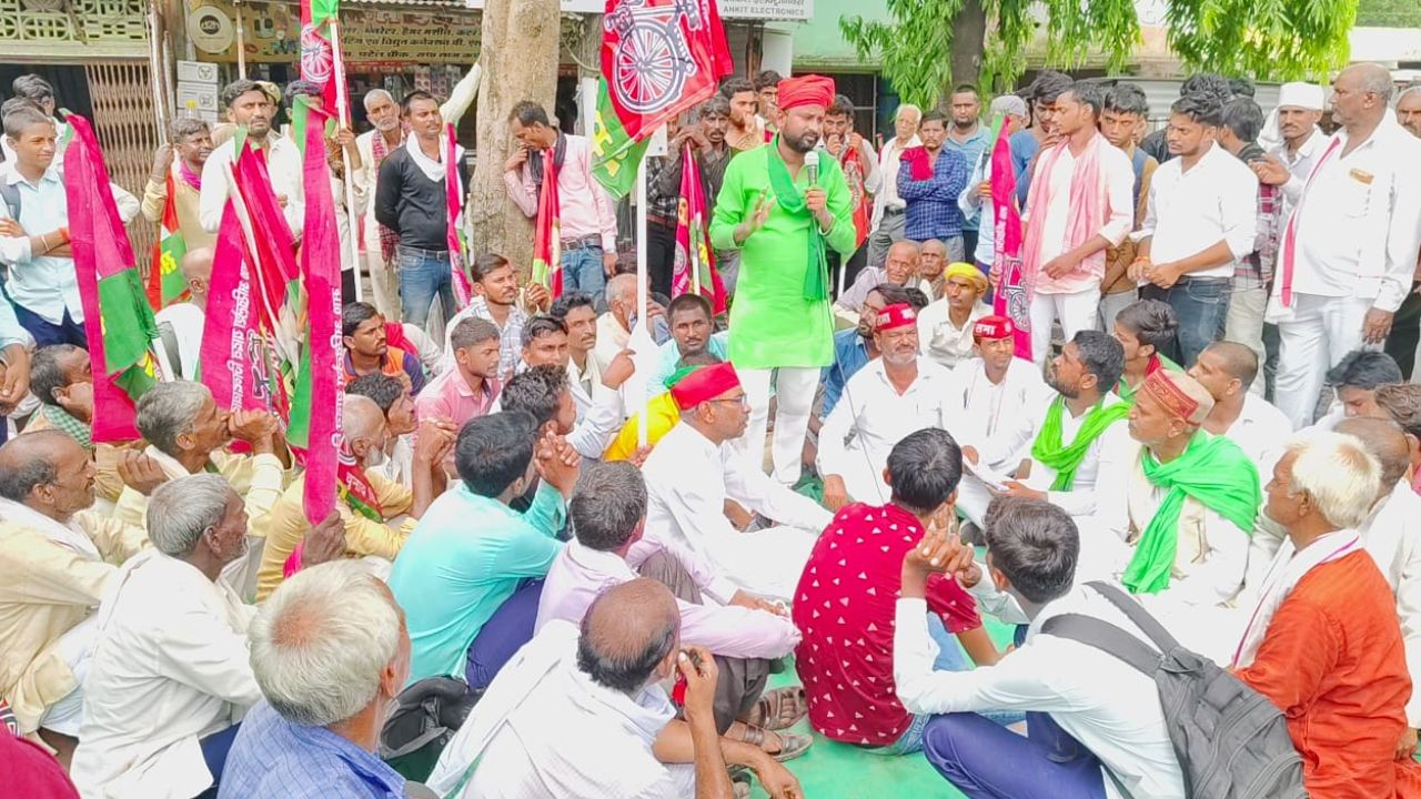 Chitrakoot: बिजली कटौती के विरोध में धरने पर बैठे सदर विधायक; एक सप्ताह के अंदर व्यवस्था दुरुस्त करने का दिया अल्टीमेटम