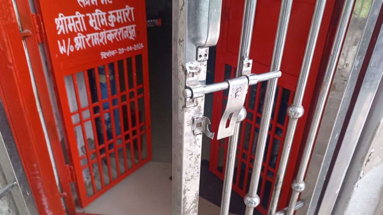 Auraiya Theft: सोती रही पुलिस और मंदिर में हो गई चोरी...मात्र 50 मीटर की दूरी पर रहती खाकी, जांच में जुटी पुलिस