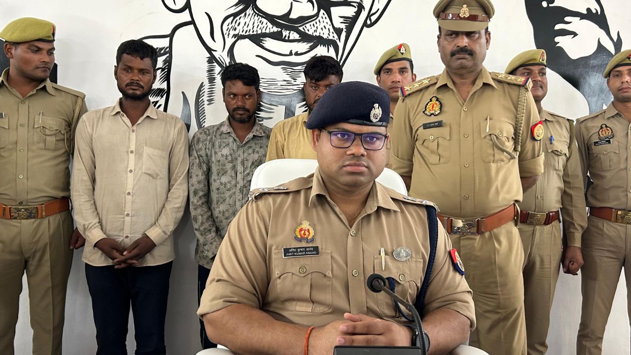 Kannauj में 50 हजार के इनामी डाकू दो साथियों के साथ गिरफ्तार: इत्र कारोबारी के घर में 1 करोड़ की डाली थी डकैती...चल रहे थे वांछित