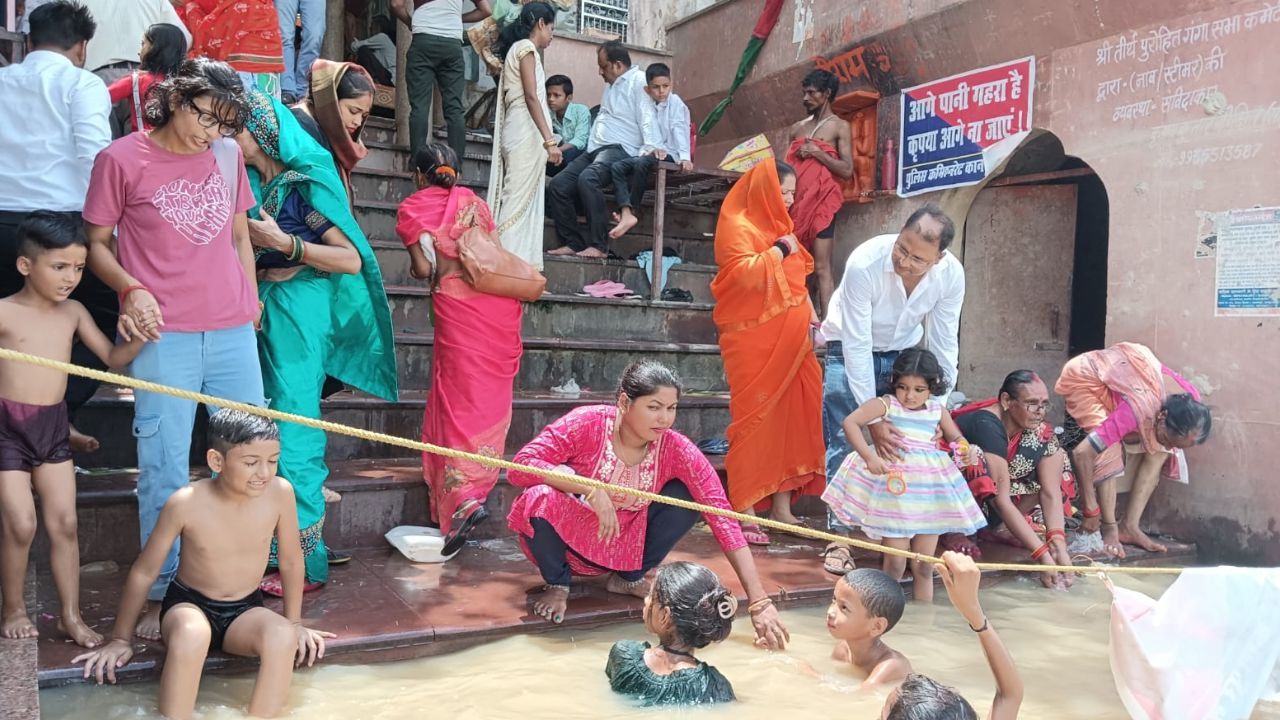 कानपुर के गंगा तटों पर उमड़ी श्रद्धालुओं की भीड़: हर-हर गंगे के उद्धोष लगा कर रहे गंगा स्नान, चप्पे-चप्पे पर पुलिस तैनात