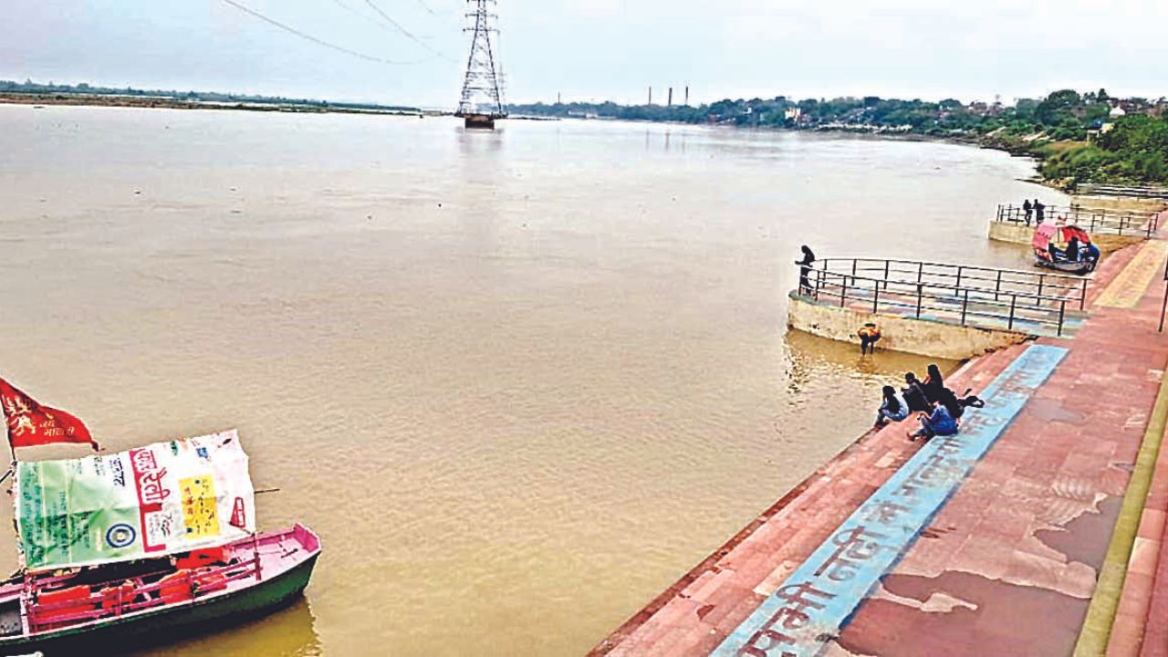 Kanpur: तेजी से बढ़ रहा गंगा का जल स्तर; अटल घाट की सीढ़ियां डूबीं, बैराज के 30 गेट खोले गए, अलर्ट मोड पर प्रशासन 