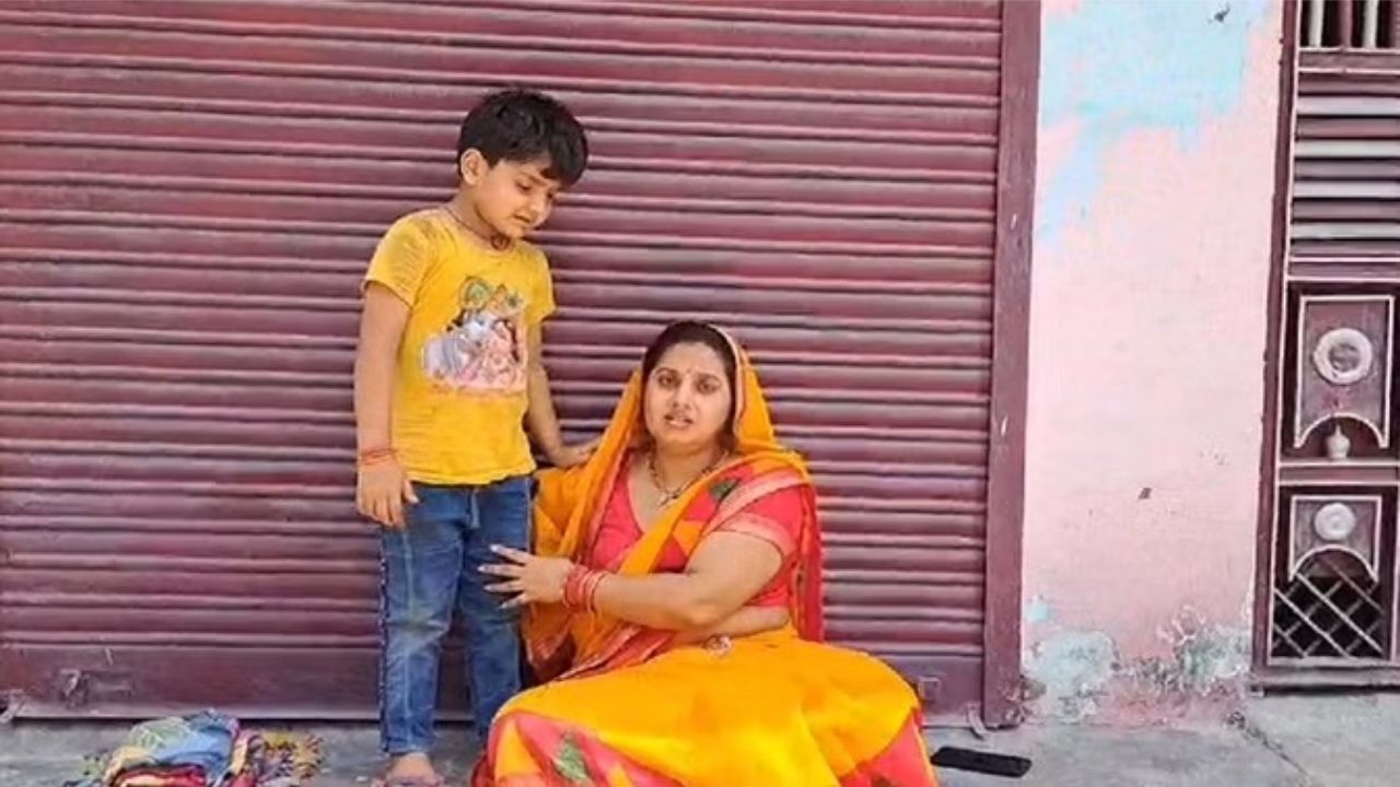 Kanpur: बेटे को लेकर 30 घंटे से ससुराल के गेट पर बैठी महिला; ससुरालियों की बेरूखी कायम, नहीं खोला गेट