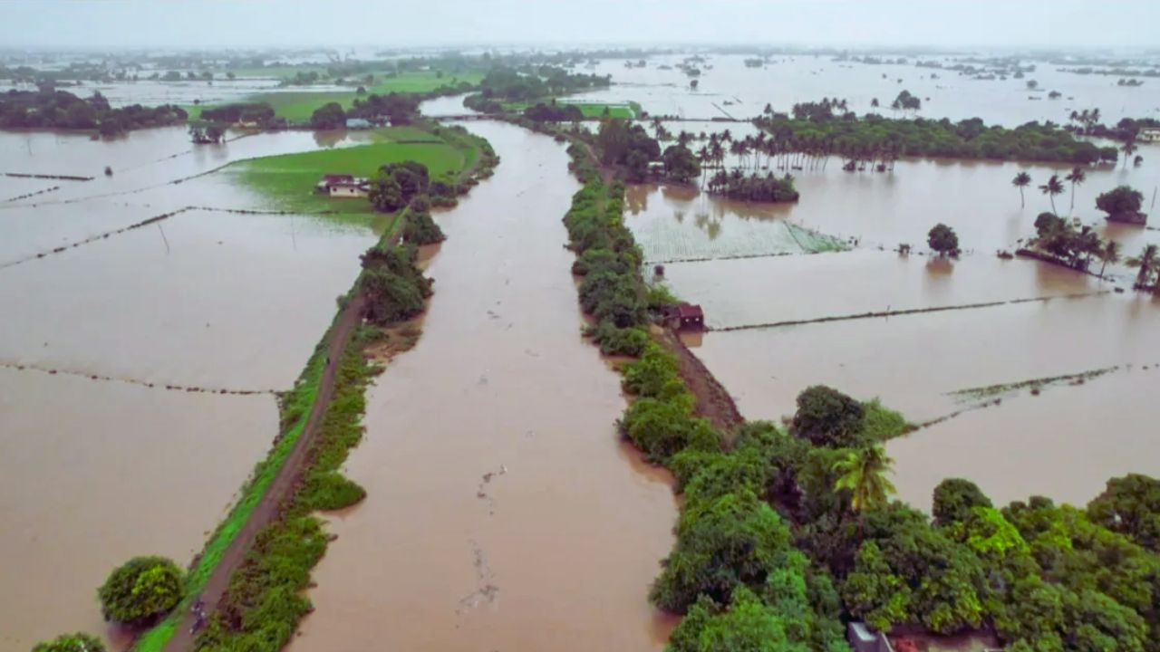 गुजरात में भारी बारिश, आठ लोगों की मौत...रेल सेवाएं प्रभावित