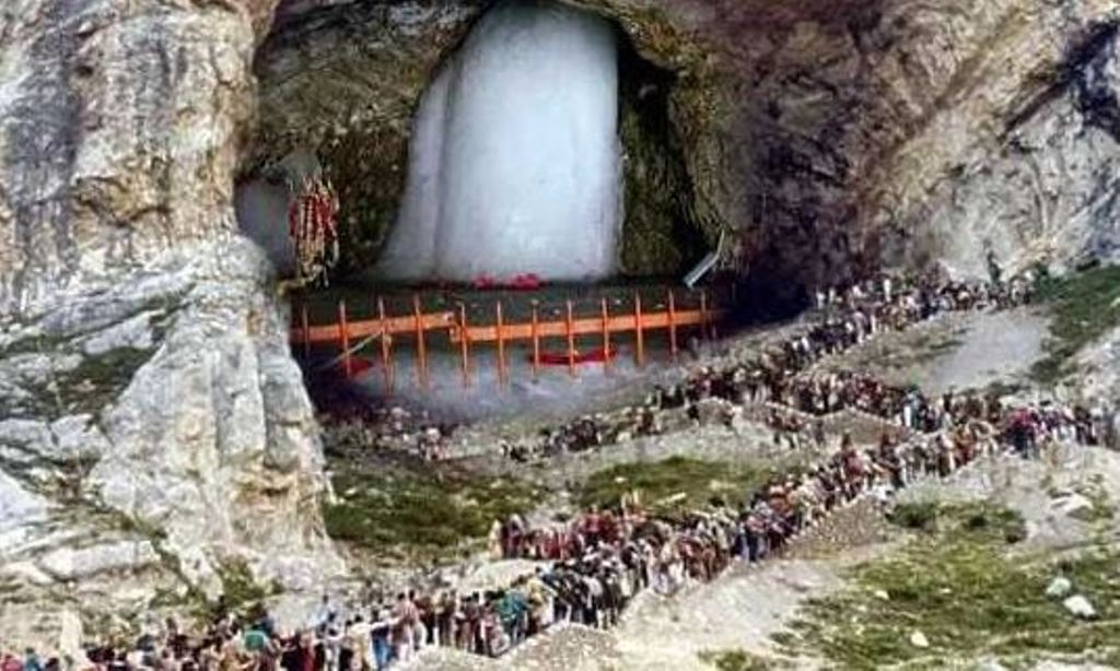 अमरनाथ गुफा मंदिर के लिए 5700 से अधिक श्रद्धालुओं का जत्था रवाना 