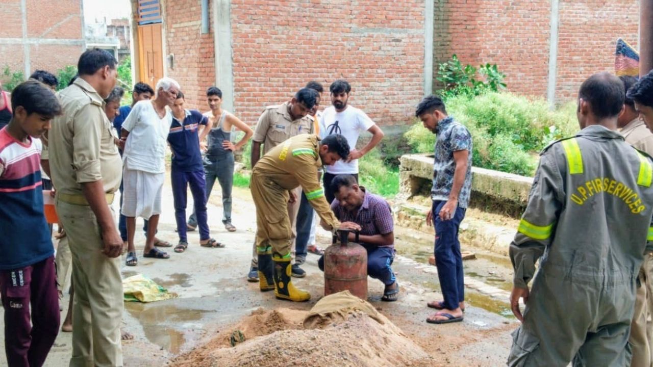 Kanpur: खाना बनाने के दौरान सिलेंडर में लगी आग, मची अफरा-तफरी, कड़ी मशक्कत के बाद लोगों ने पाया आग पर काबू