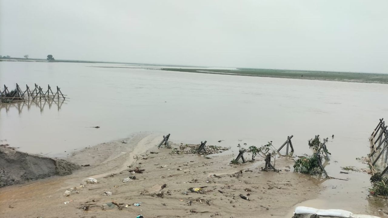 Farrukhabad News: तेज बारिश और गंगा के कटान से मौत के मुहाने पर खड़ा नगला खैम रैगाई...घरों तक पहुंचा पानी