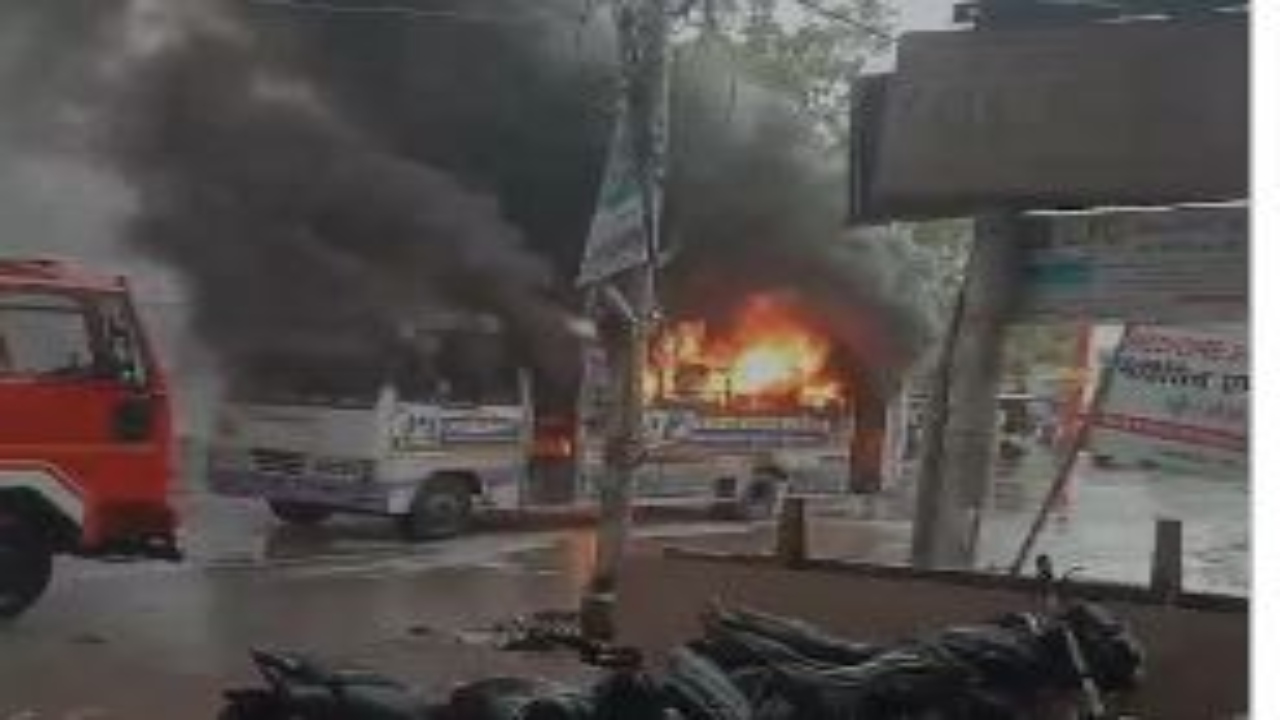 अग्निकांड : अधिवक्ताओं के चैम्बर समेत सिटी बस में लगी आग, यात्रियों ने कूद कर बचाई जान