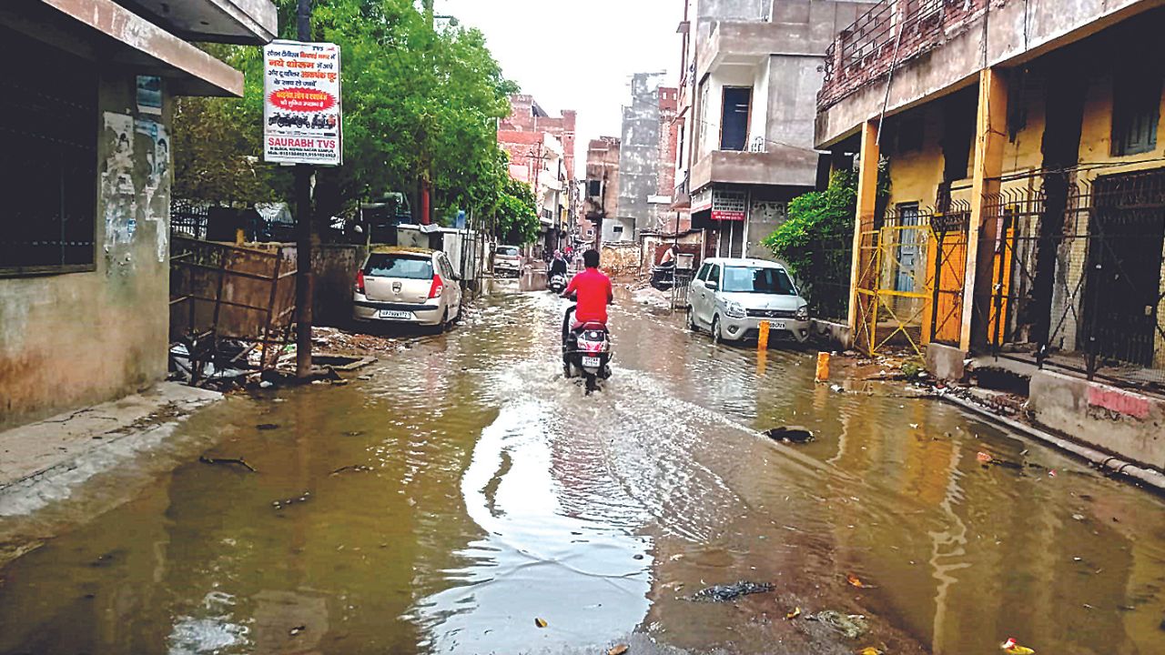 Kanpur: बारिश ने बढ़ाई मुसीबत; बाबूपुरवा में लाइन चोक होने से सीवर भराव,  बच्चों का स्कूल जाना हुआ मुश्किल 