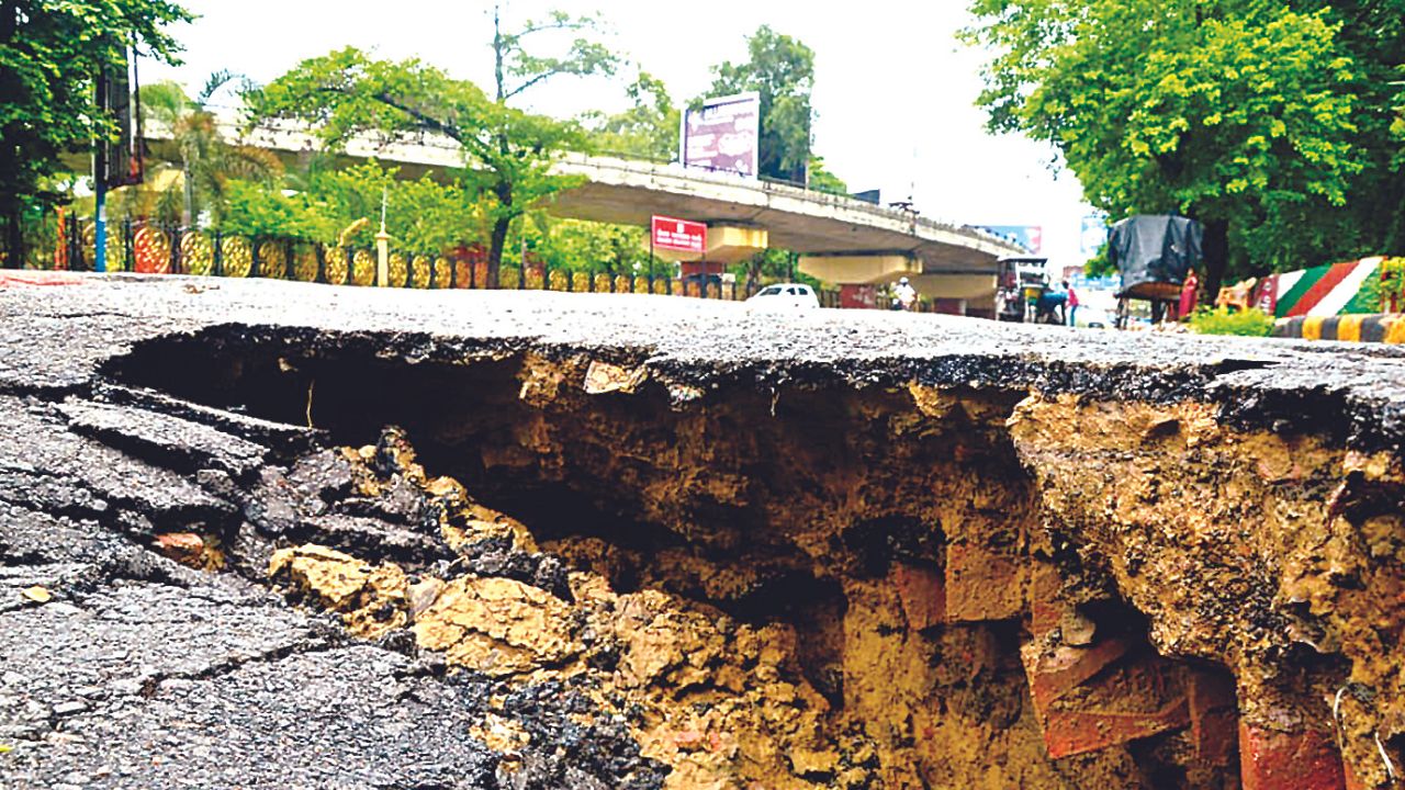 Kanpur: शिवनारायण टंडन सेतु के नीचे फिर धंस गया डॉट नाला, यातायात हुआ बाधित, लोगों ने जताई इस बात की आशंका...