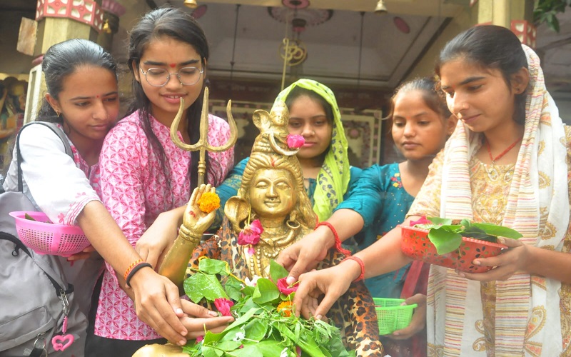 मुरादाबाद : शिवालयों में उमड़ी भक्तों की भीड़, शिव भक्तों ने किया जलाभिषेक...गूंजे बम बम भोले के जयकारे