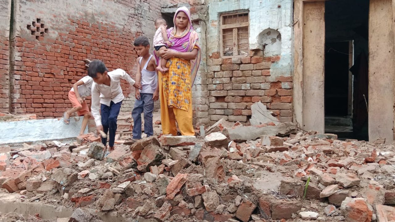 Fatehpur: भरभरा कर गिरा मकान, बाल-बाल बचे मां और बच्चे, एक ही दिन की बारिश में घर गिरने का दौर शुरू
