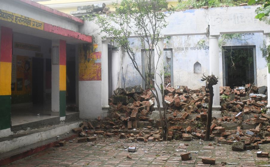 बेपरवाही: बारिश से पहले नहीं किए ध्वस्त, अब जर्जर स्कूल भवन गिरना शुरू