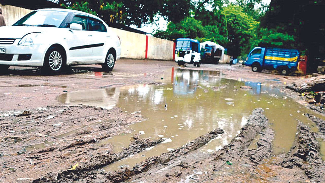 Kanpur: ट्रेन पकड़ने के लिए कीचड़ व जलभराव से पड़ रहा जूझना; छावनी क्षेत्र की सड़कें बदहाल, पैदल गुजरना भी हुआ मुश्किल 