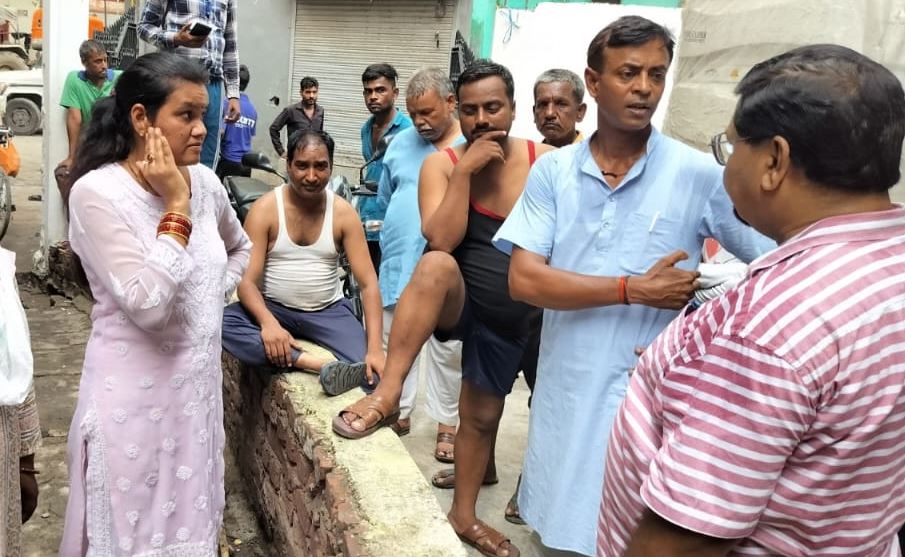 Bareilly News: नगर स्वास्थ्य अधिकारी को मोहल्ले के लोगों ने घेरा, जमकर सुनाई खरी-खोटी 