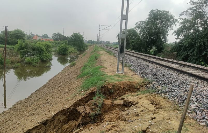 कासगंज: खतरे की रफ्तार...रेलवे ट्रैक की मजबूती के लिए डाली गई मिट्टी बारिश के पानी में धंसी, जोखिम में ट्रेन यात्रियों की जान