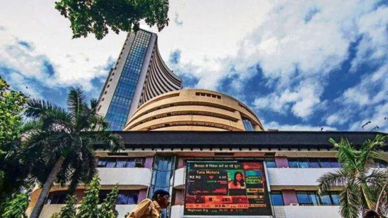 Stock Market: रुपया शुरुआती कारोबार में दो पैसे की बढ़त के साथ 83.96 प्रति डॉलर पर 