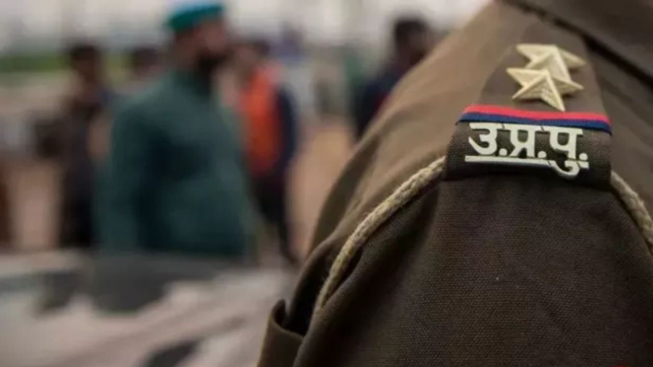 कानपुर में पत्रकारों के बाद पुलिसकर्मियों पर कार्रवाई शुरू; इस मामले में दो दरोगा निलंबित...इंस्पेक्टर भी जांच के घेरे में, यहां पढ़ें...