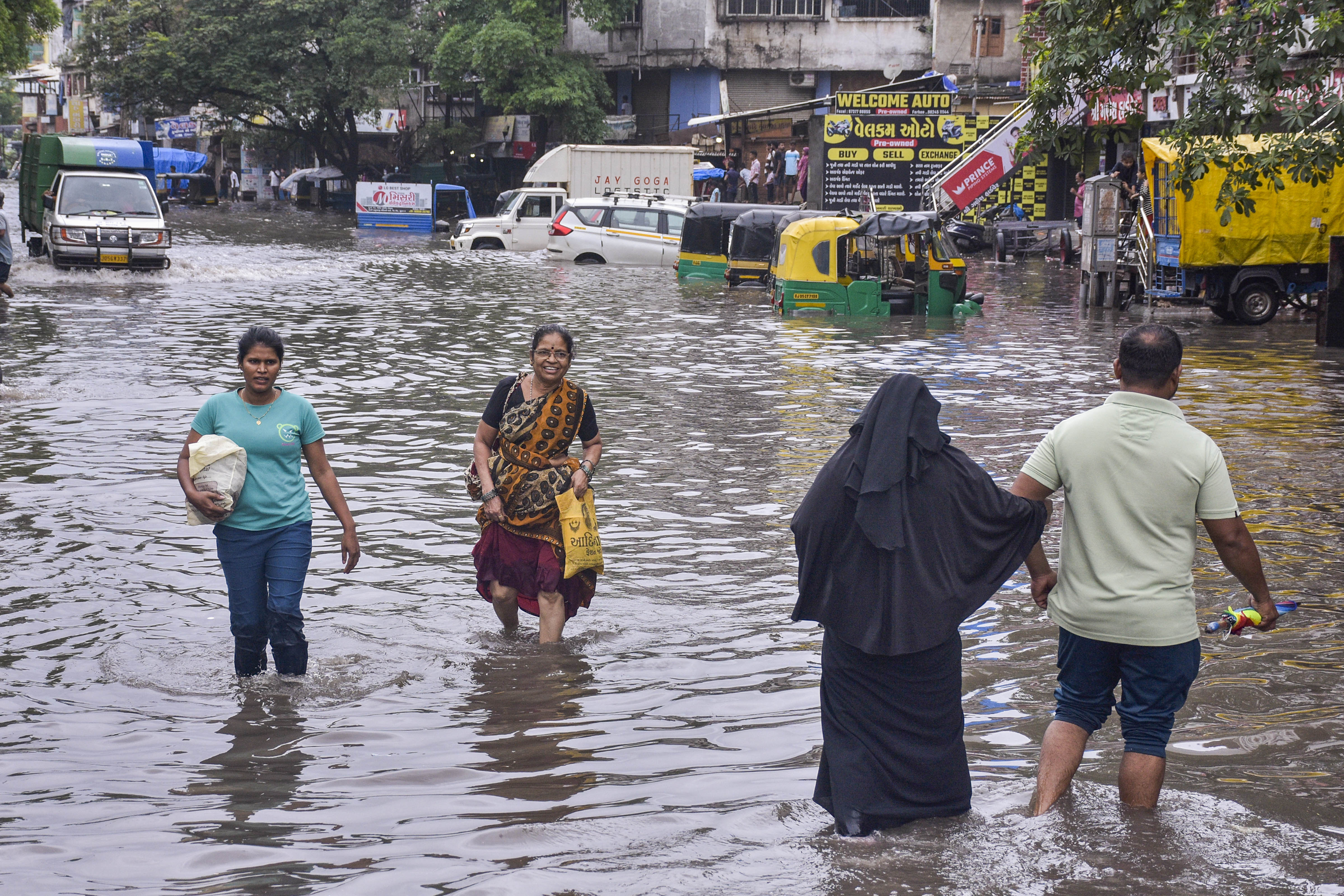 गुजरात: बारिश संबंधी घटनाओं में सात की मौत, छह हजार से अधिक लोगों को सुरक्षित जगहों पर पहुंचाया गया 