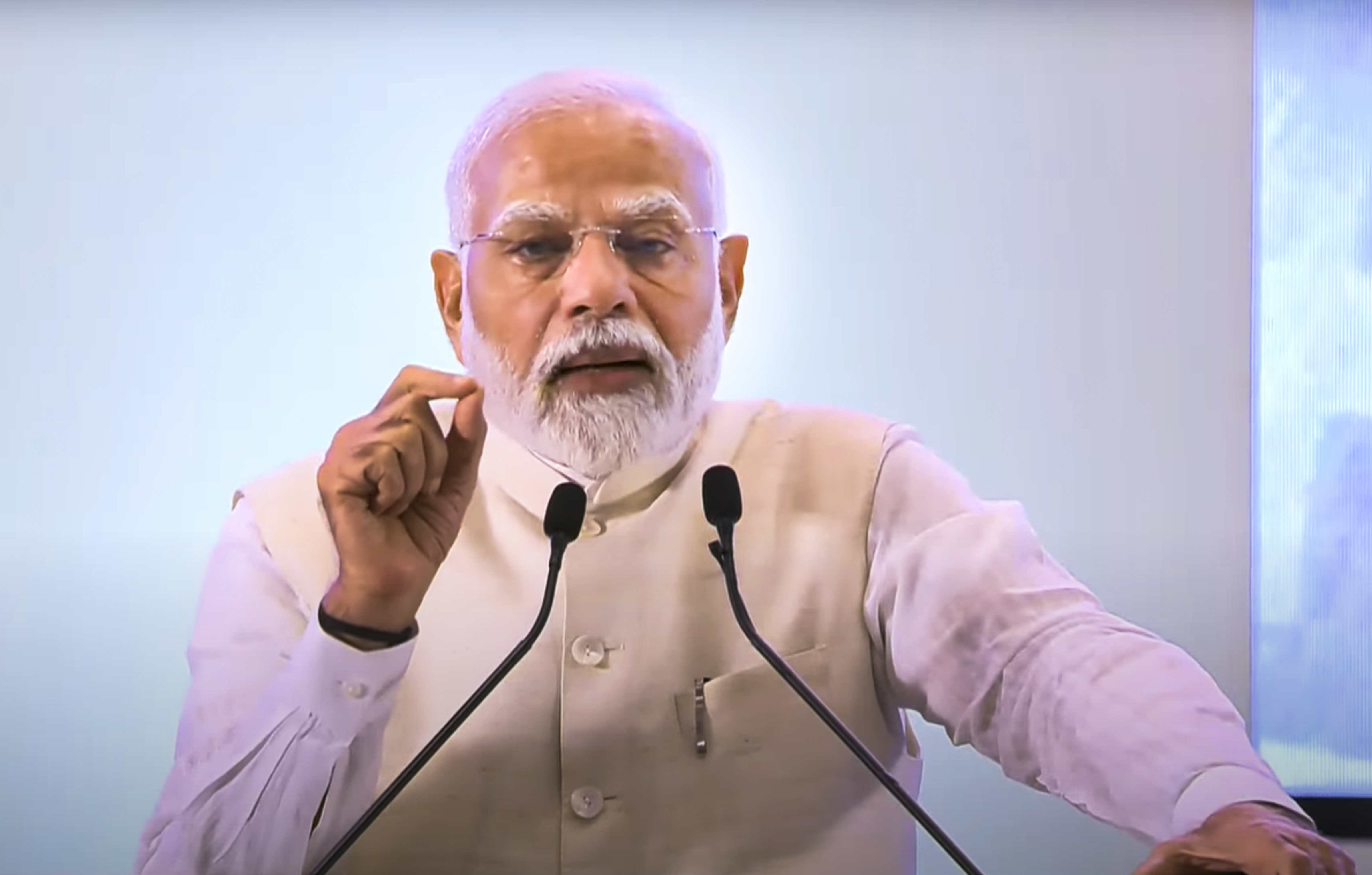 पीएम मोदी ने सुप्रीम कोर्ट की स्थापना के 75 वर्ष पूरे होने पर सिक्का और डाक टिकट किया जारी 