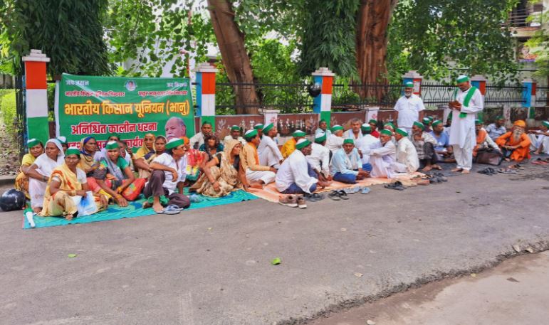 लखनऊ: गोपालपुर में धांधली का आरोप, धरना पर बैठे किसान