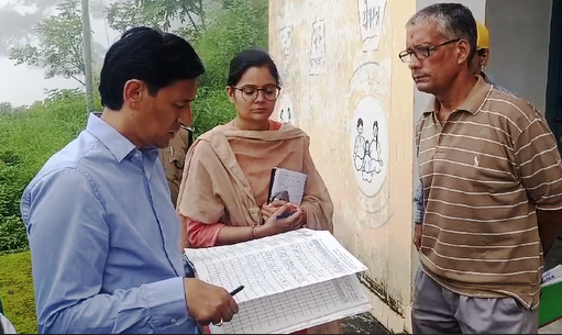 हल्द्वानी: डाक्टर साहब काट रहे मौज...चेला रजिस्टर में बैठा रहा था चिड़िया, कमीश्नर साहब ने पकड़ा तो पत्ते झड़ गए