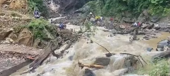 टिहरी: गांव में दवा बांटकर लौट रहा स्वास्थ्य कर्मी गधेरे के तेज बहाव में बहा