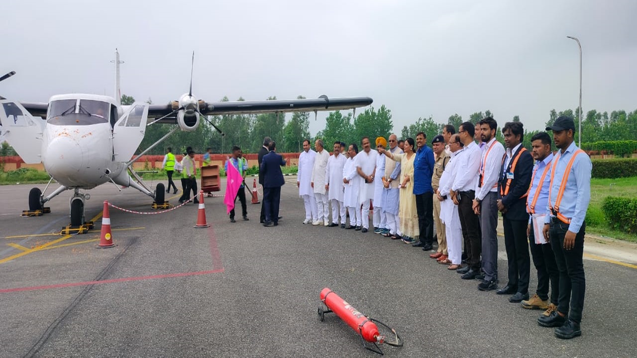 पीतल नगरी को लगा पंख: मुरादाबाद एयरपोर्ट पर यात्रियों का मंत्री धर्मपाल और बलदेव सिंह ने किया स्वागत, बोले यात्री- सुखद अनुभव