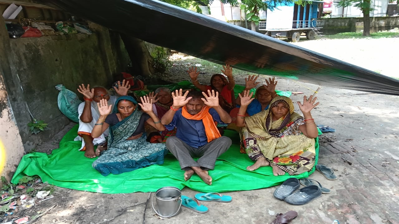 बहराइच: कब्जे के विरोध में धरने दे रहे परिवार की नहीं हो रही सुनवाई, जानें पूरा मामला 