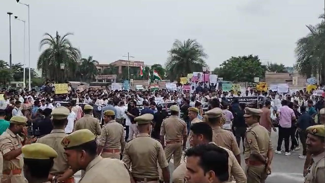 कोलकाता कांड को लेकर डॉक्टरों का प्रदर्शन: सफेद कोट की शांति करेगी क्रांति के नारों के साथ हत्यारों को फांसी दो की उठी मांग