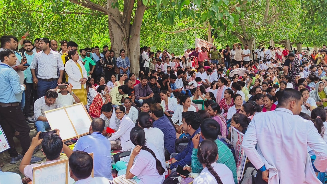 CHO strike: हड़ताल पर सीएचओ, 17 हजार आयुष्मान आरोग्य मंदिर बंद, कैसे हो मरीजों का इलाज