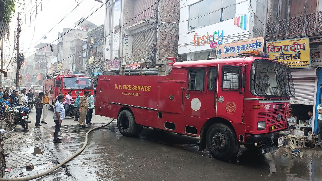 Farrukhabad Fire: रेडीमेड दुकान में लगी भीषण आग...11 लाख का माल जलकर खाक, चार गाड़ियां बुझाने में जुटी