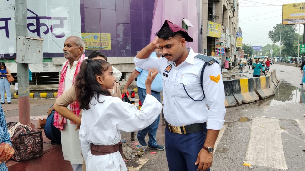 Raksha Bandhan 2024: कानपुर में ट्रैफिक पुलिसकर्मियों को महिला सिपाही और बच्चों ने बांधी राखी...सुरक्षा का दिलाया भरोसा 