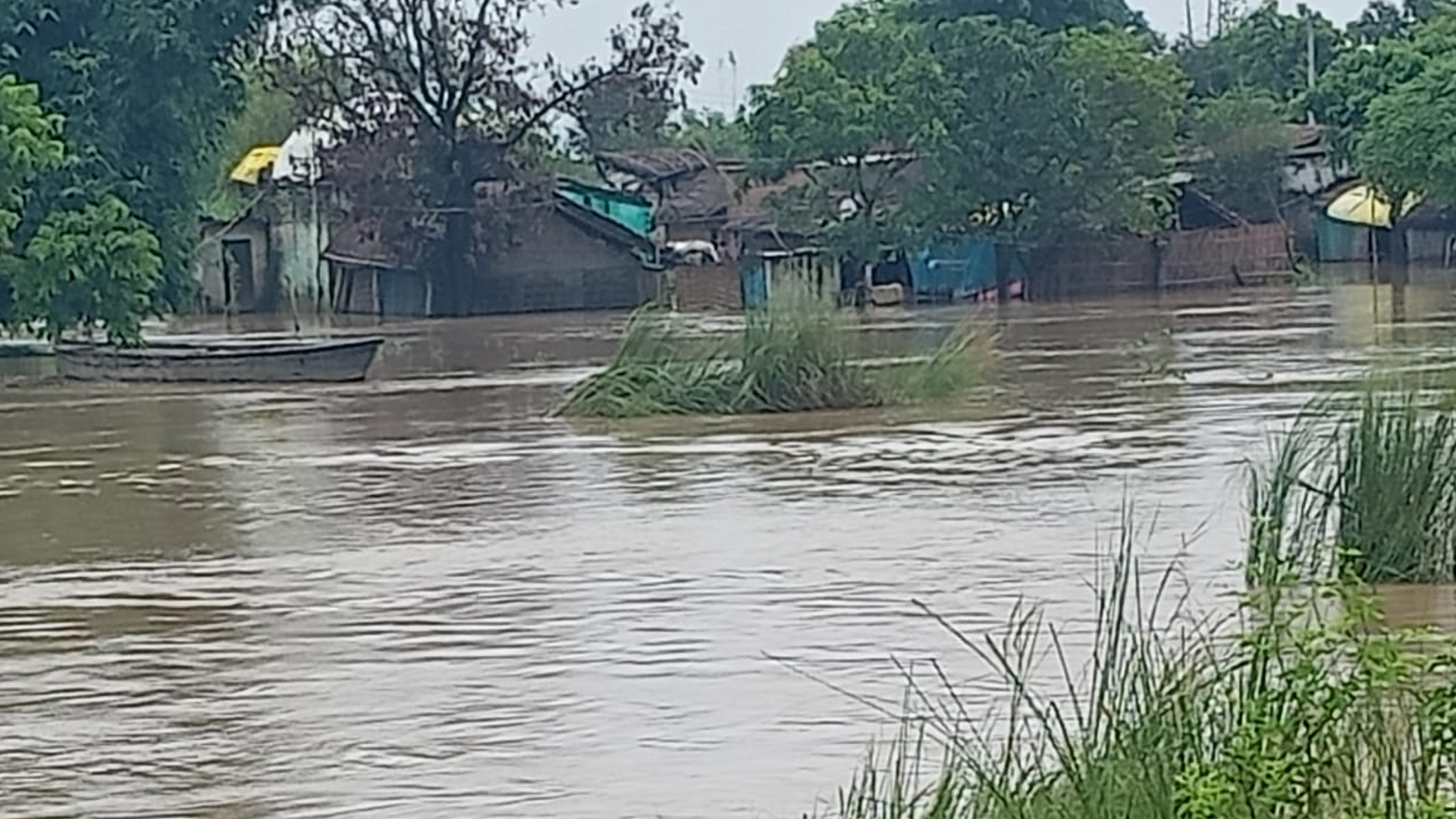 लखीमपुर खीरी: मोहाना नदी उफान पर, एसएसबी समेत कई गांवों में भरने लगा पानी