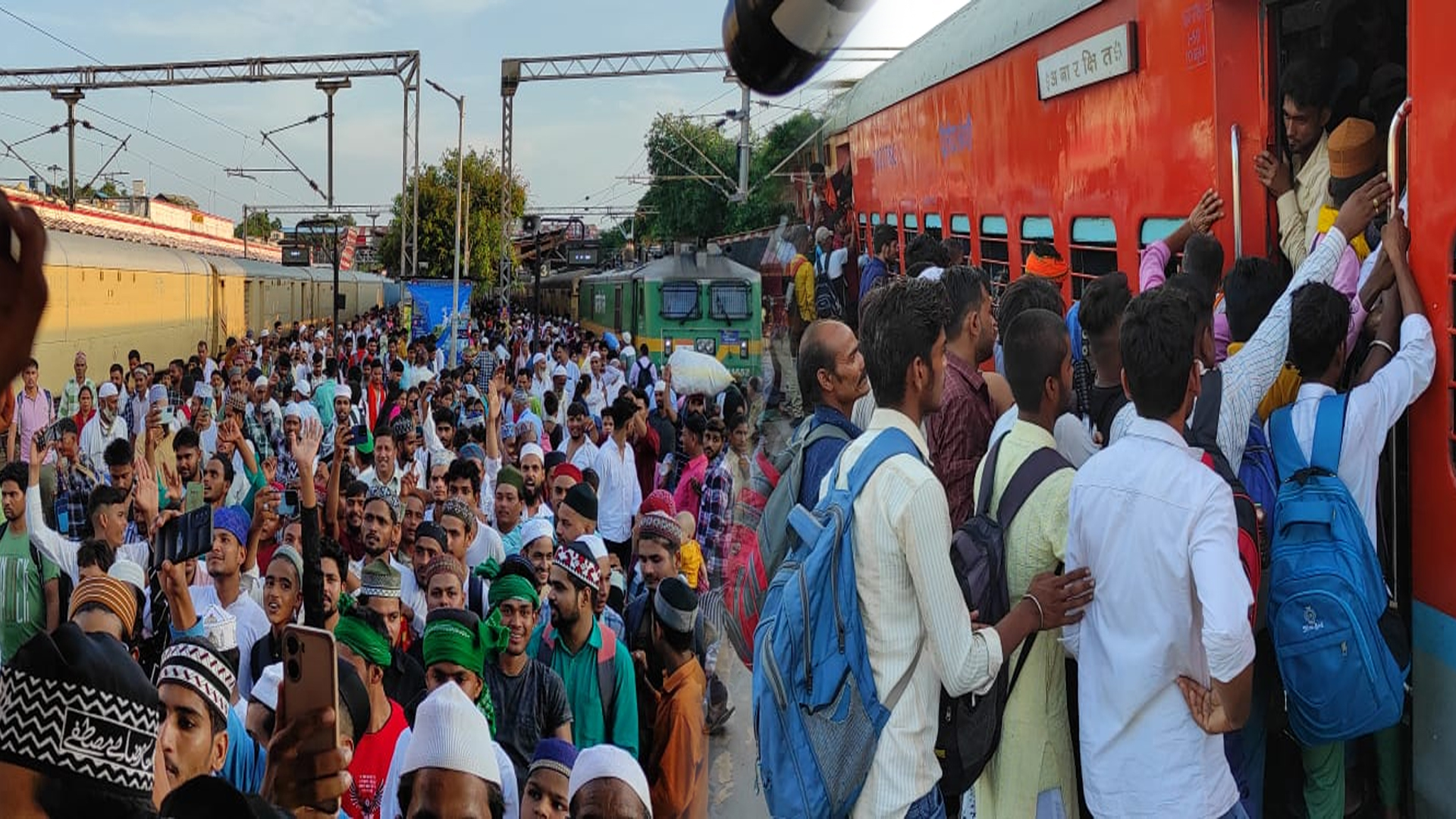 बरेली:रजा के दीवानों का जंक्शन पर सैलाब, अभ्यर्थी ट्रेनों में सवार होने को जूझे