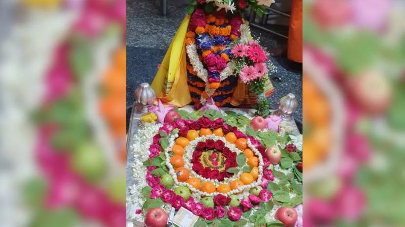 कानपुर में सावन माह के आखिरी सोमवार को शिव मंदिरों में भक्तों की भीड़: जयकारों से गूंज रहे मंदिर, भक्त गंगा में डुबकी लगा रहे