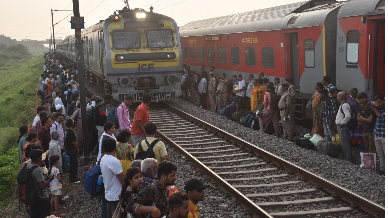 Sabarmati Express Derail: कानपुर में ट्रेन हादसा, साबरमती दुर्घटना के बाद ट्रैक पर काम जारी, 10 किमी की रफ्तार से रेंगी ट्रेनें 