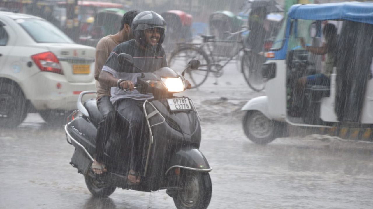 Kanpur Weather Today: एक घंटे की बारिश ने खोली नगर निगम के दावाें की पोल...शहर जलमग्न, जलभराव और जाम से जूझे लोग