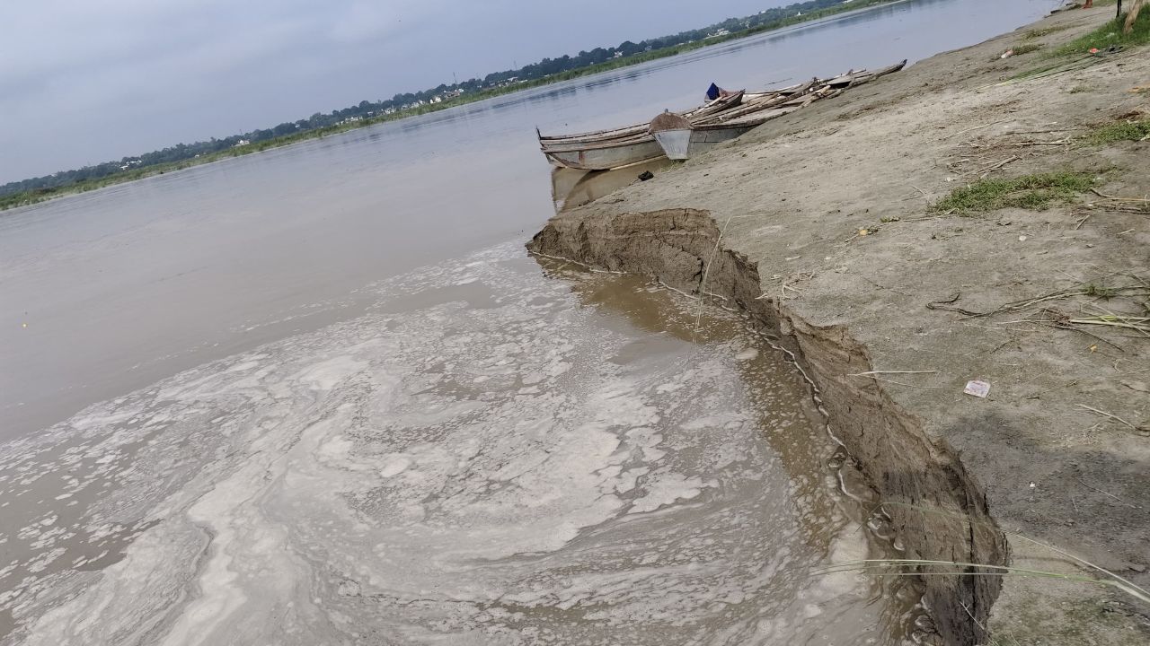 Unnao News: गंगा का जलस्तर बढ़ने से रविदास नगर बस्ती के सामने शुरू हुई कटान,...लाेगें को मडंरा रहा खतरा 