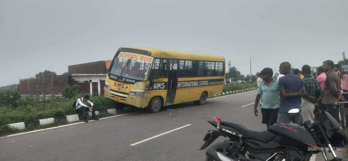 गोंडा: निजी बस की टक्कर से डिवाइडर पर चढ़ी स्कूली बस, ड्राइवर को बेहोश देख छात्र ने लगाई ब्रेक 