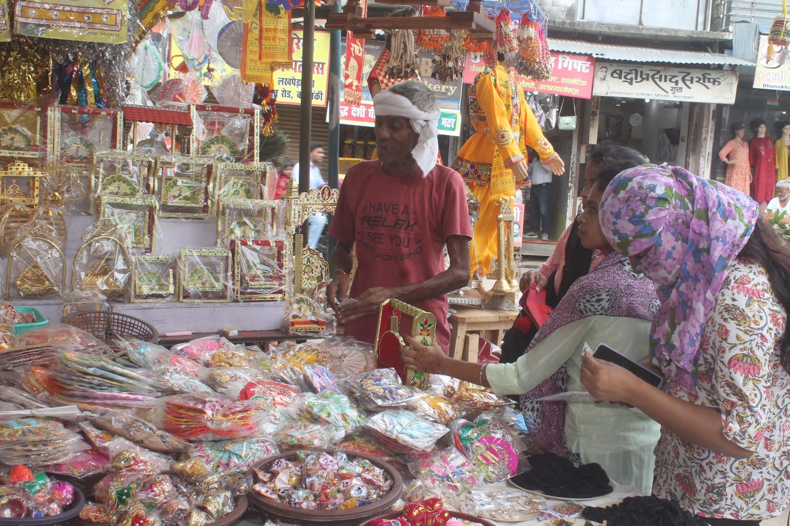 बाराबंकी: लड्डू गोपाल के लिए सजे बाजार, शुरू हुई मंदिरों में तैयारी