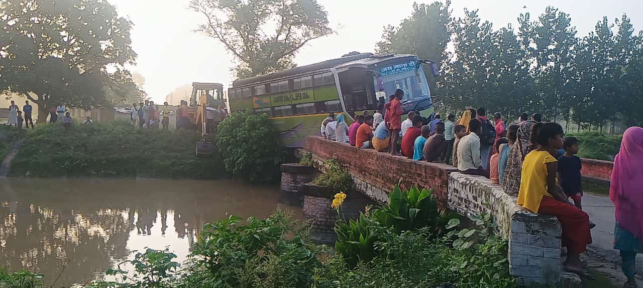 बहराइच में टला बड़ा हादसा...यात्रियों को लेकर जा रही बस पुल पर लटकी, 30 यात्रियों की सांसे अटकी