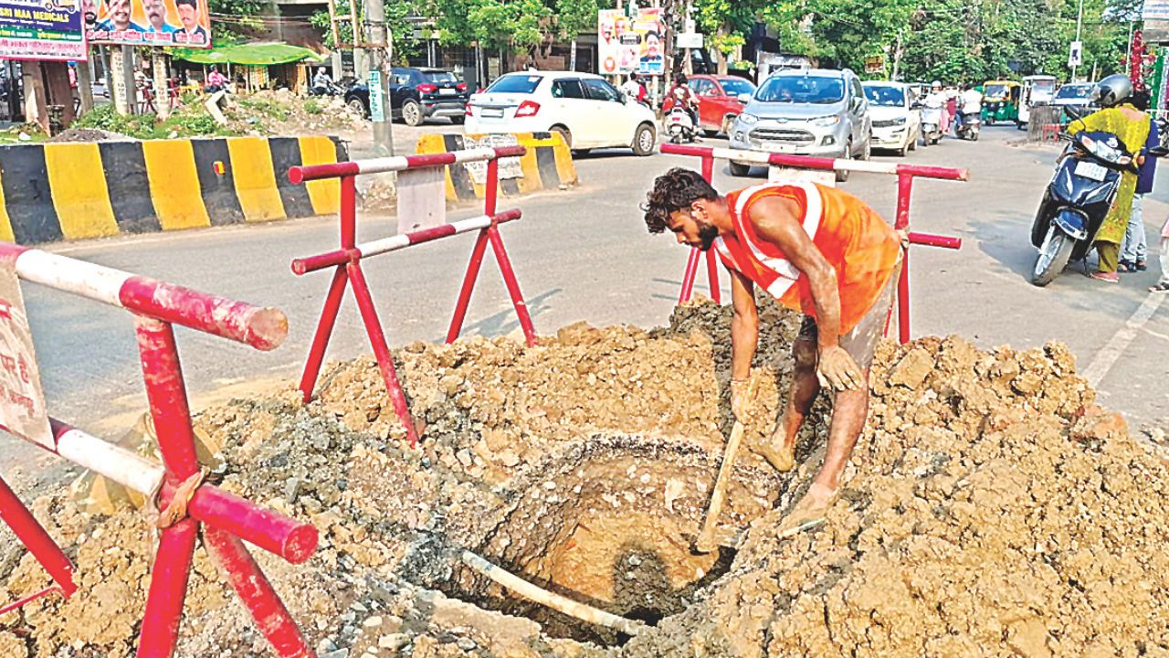 Kanpur: दक्षिण में पेयजल संकट और बढ़ा; किदवई नगर में फटी पाइप लाइन, जलापूर्ति हुई बाधित