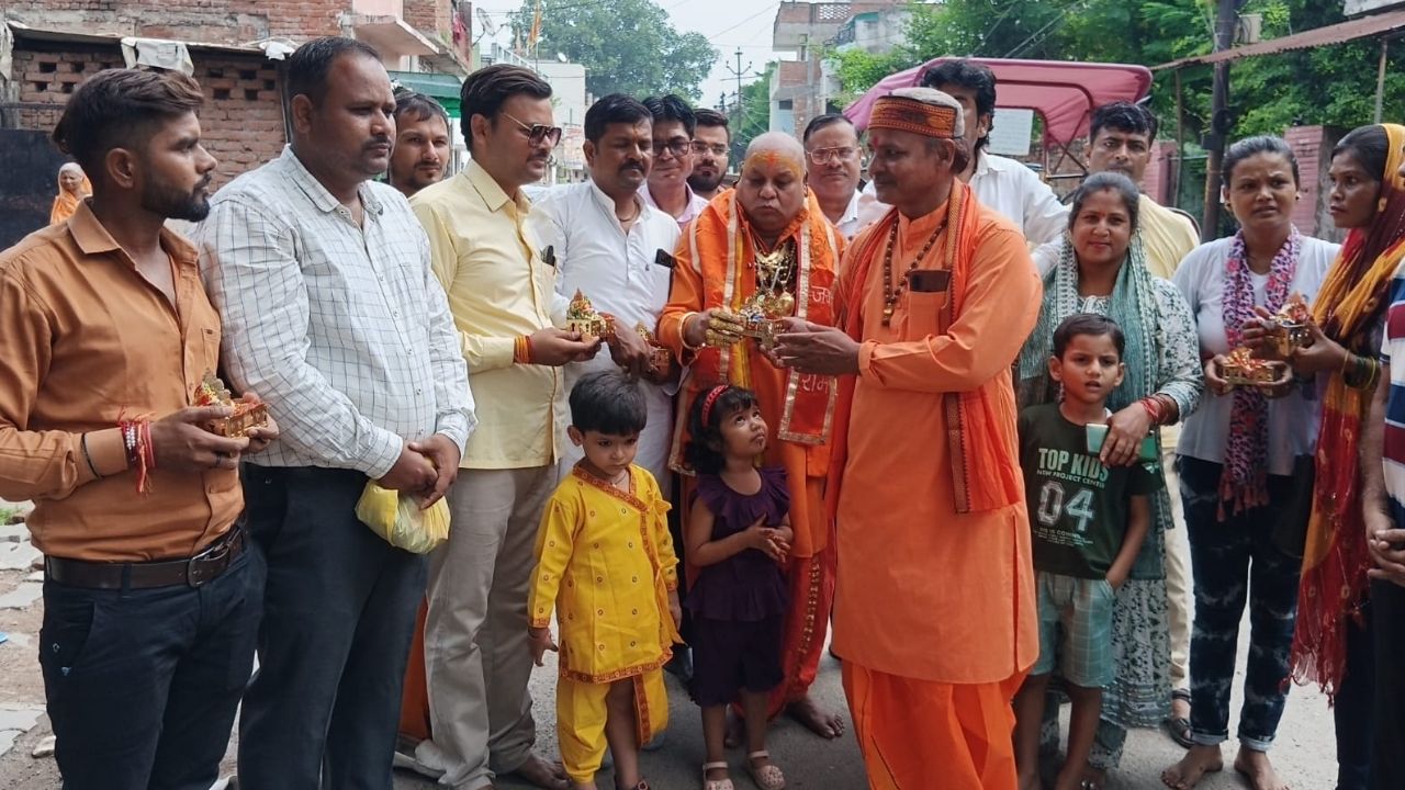 Kanpur: गूगल गोल्डन बाबा ने बाबा पीपलेश्वर शिवधाम मंदिर में भक्तों को लड्डू गोपाल किए वितरित...दूर-दराज से लोग प्रतिमा लेने आए