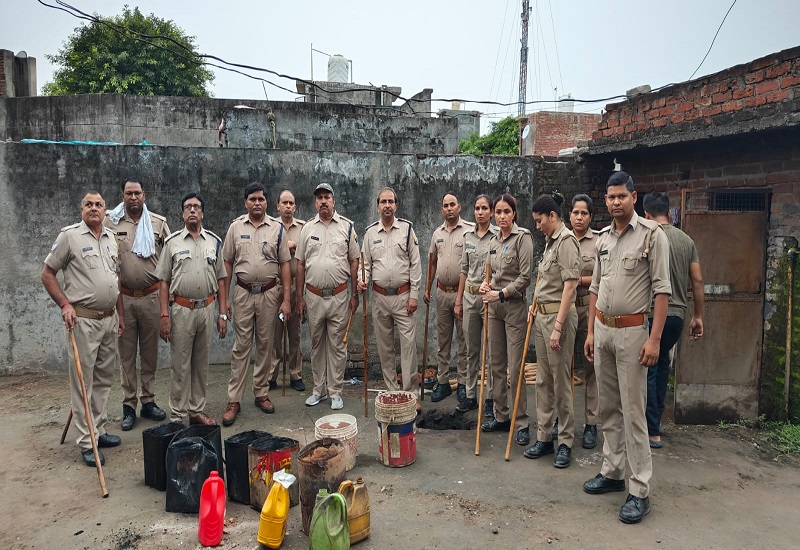 छापेमारी के दौरान पकड़ी गई अवैध कच्ची शराब के साथ आबकारी विभाग की टीम