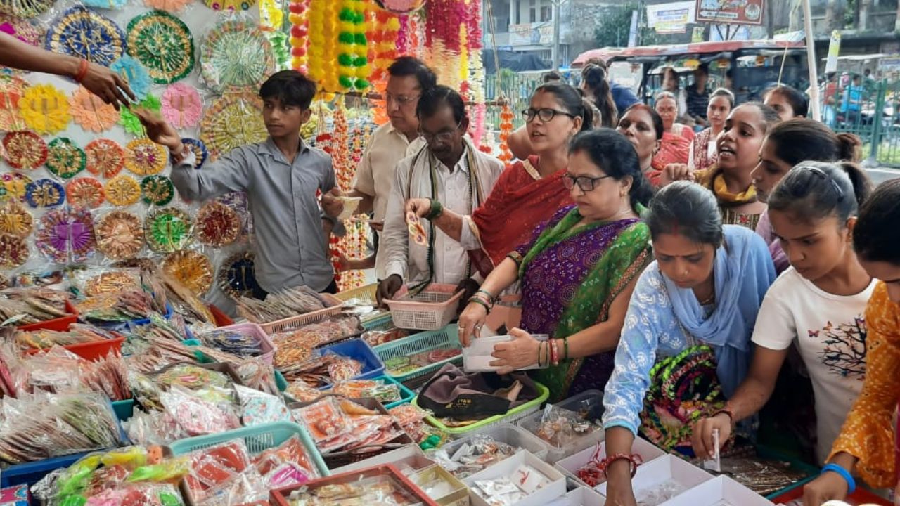 Janmashtami 2024: Unnao में जन्माष्टमी को लेकर बाजारों में भीड़...ग्राहक दुकानों में इस चीज की कर रहे ज्यादा डिमांड