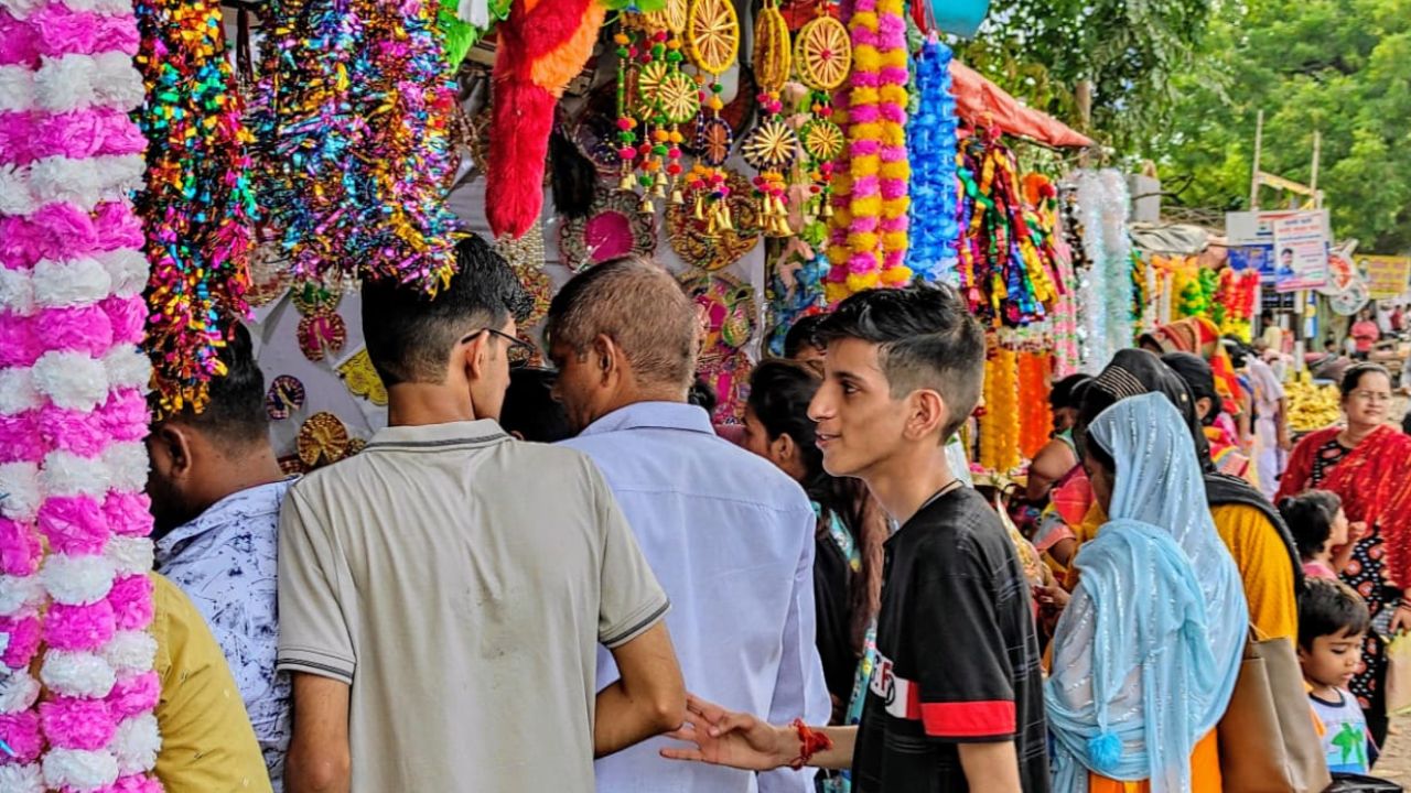 Janmashtami 2024: कानपुर में जन्माष्टमी पर जगह-जगह सजी मूर्तियों व सजावट के सामान की दुकानें...खरीदारी के लिए ग्राहकों की उमड़ी भीड़