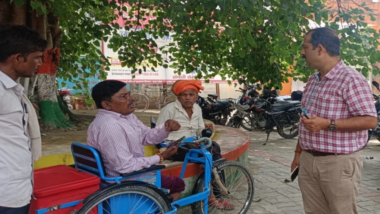 फरियादियों के लिए मसीहा बनीं बीडीओ हरख : दिव्यांग से जल्द आवास दिलाने का किया वादा