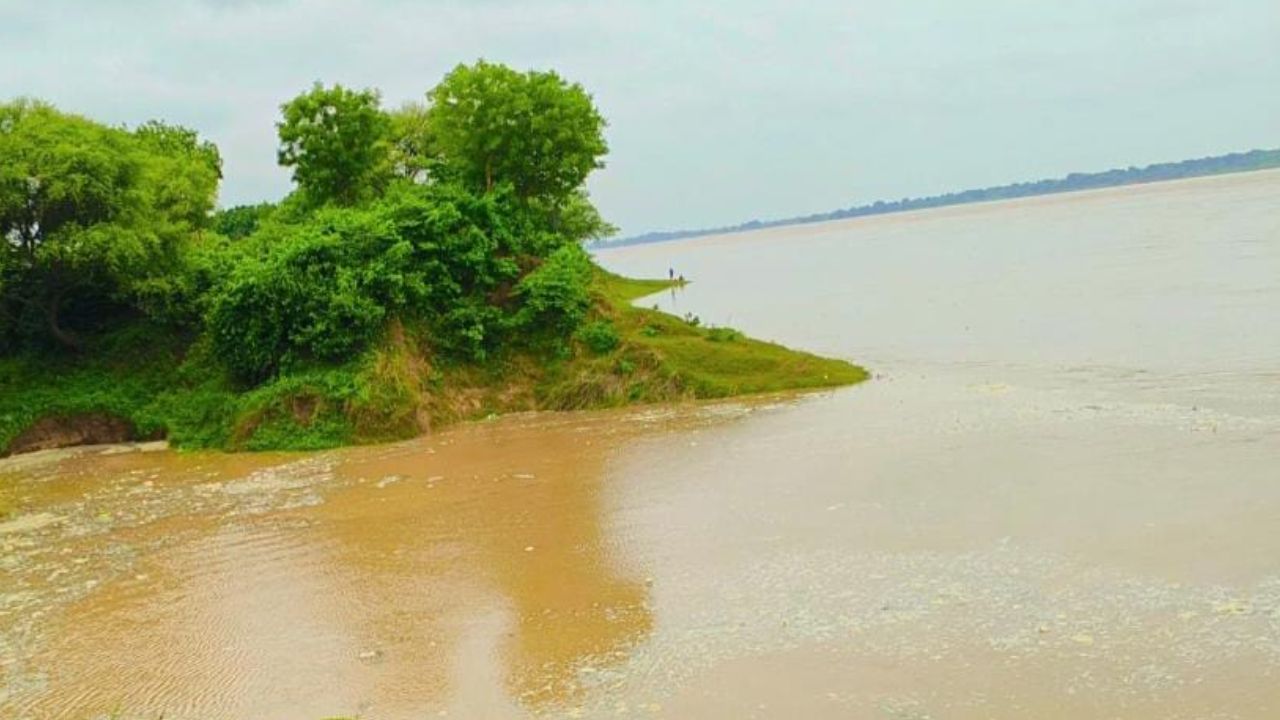 Fatehpur: उफनाती ही जा रही यमुना; नदी के बढ़ते जलस्तर ने कई गांवों में बजाई खतरे की घंटी, एसडीएम ने लिया जायजा